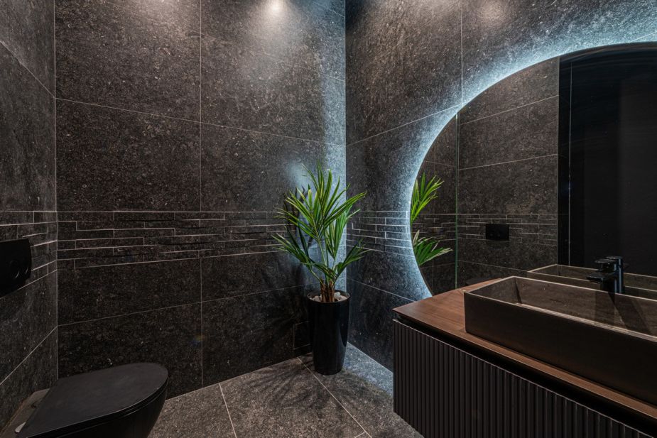 Дом с бассейном в Ренессанс парк