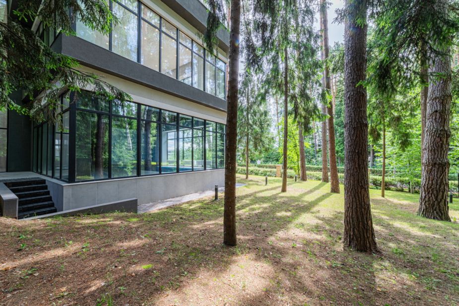 Дом с бассейном в Ренессанс парк