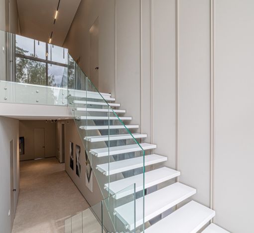 Дом с бассейном в Ренессанс парк