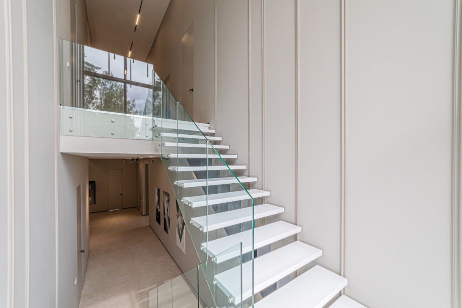 Дом с бассейном в Ренессанс парк