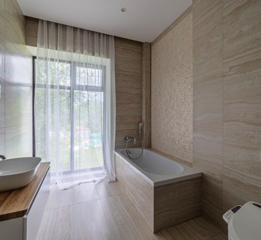 Дом с бассейном в Ренессанс парк