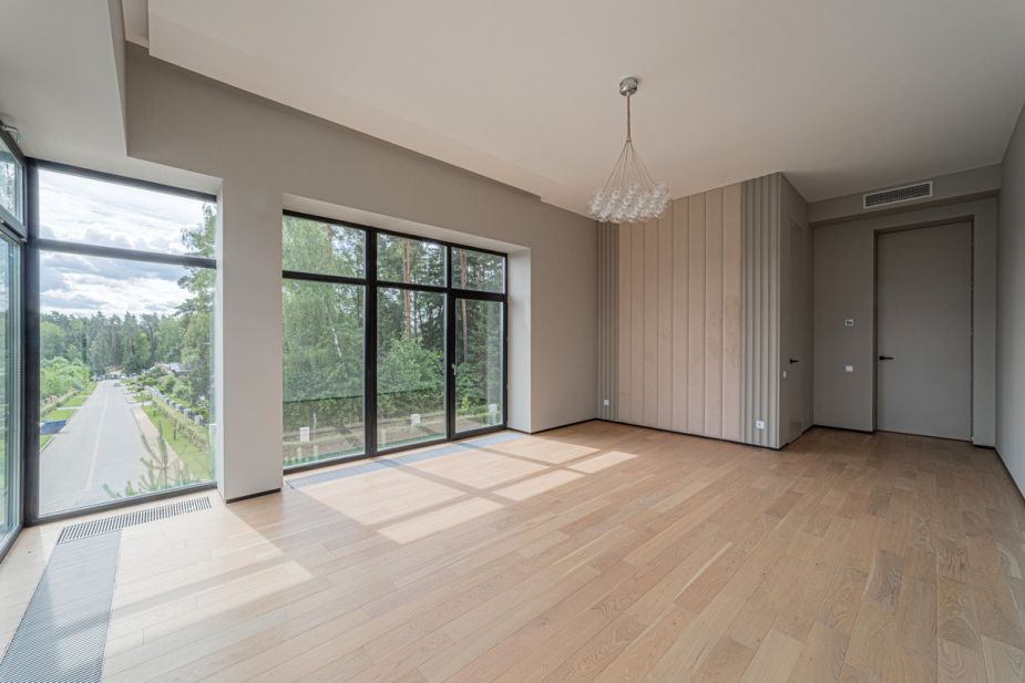 Дом с бассейном в Ренессанс парк