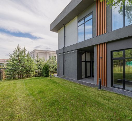 Дом с бассейном в Ренессанс парк