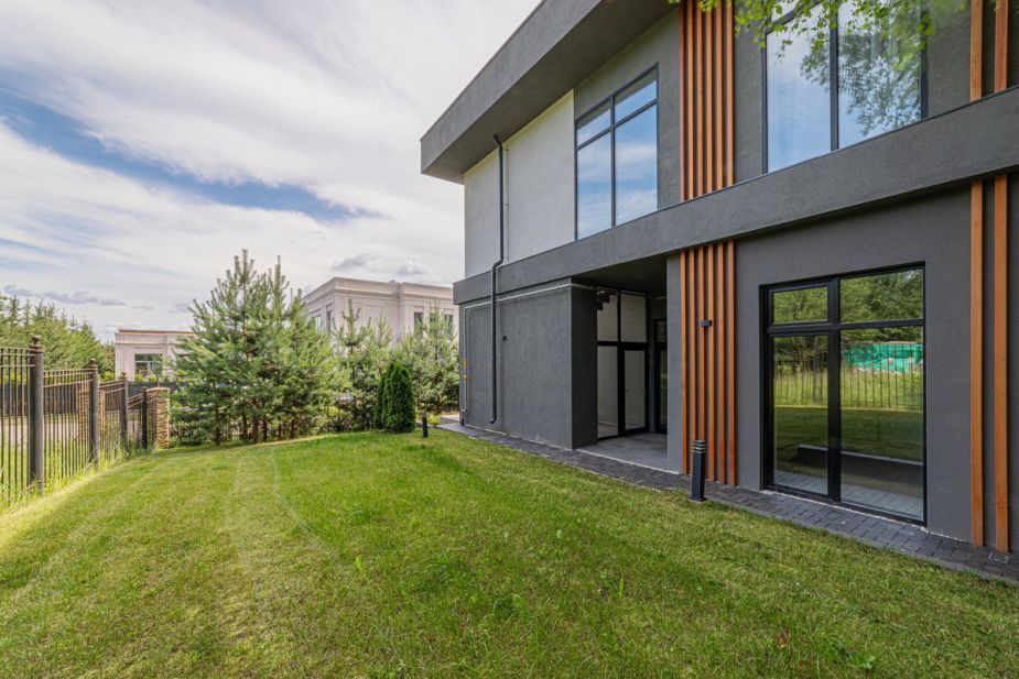 Дом с бассейном в Ренессанс парк