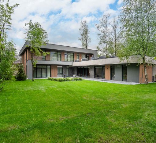 Дом с бассейном в КП Монтевиль