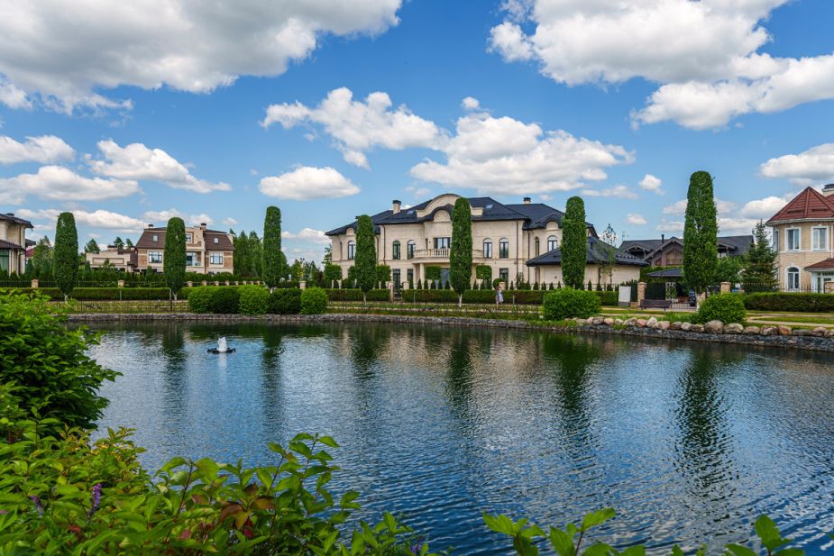 Дом с бассейном в КП Монтевиль