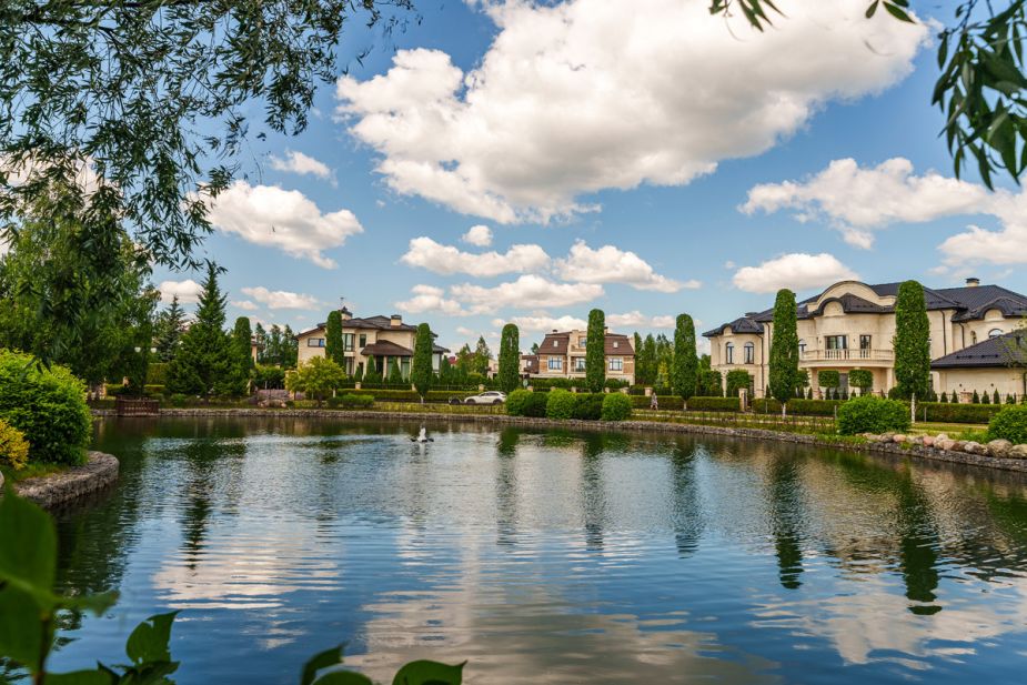 Стильный дом в КП Монтевиль