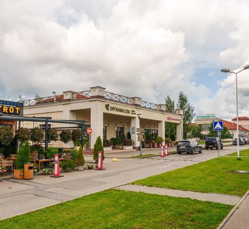 Дом с бассейном в поселке Новинки