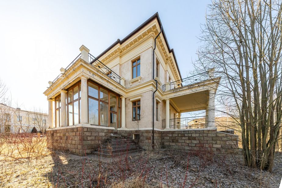 Дом с видом на озеро КП Монолит