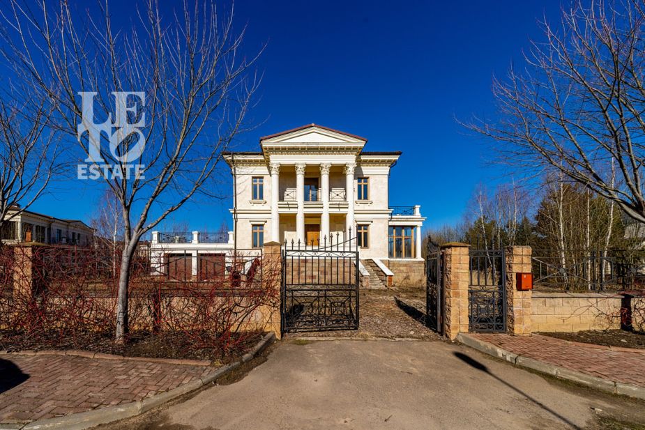 Дом с видом на озеро КП Монолит