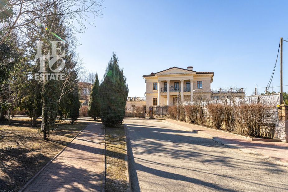 Дом с видом на озеро КП Монолит.