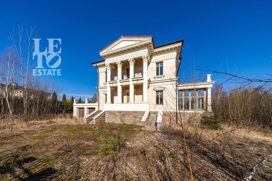 Дом с видом на озеро КП Монолит.