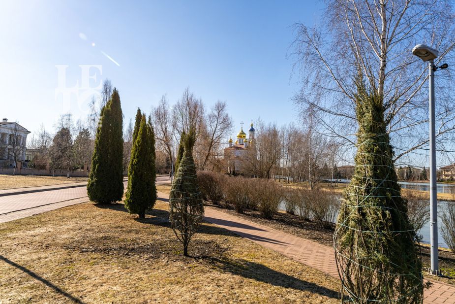 Дом с видом на озеро КП Монолит.