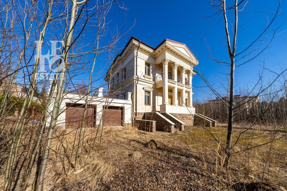 Дом с видом на озеро КП Монолит.