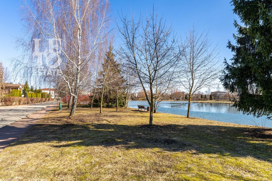 Дом с видом на озеро КП Монолит.