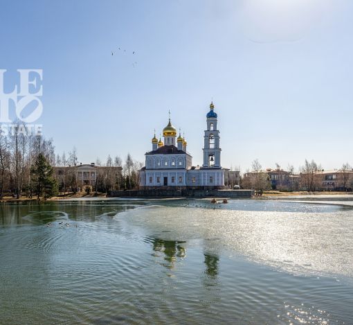 Дом с видом на озеро КП Монолит.