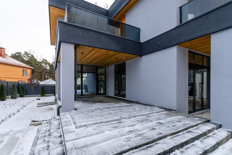 Новый дом около леса 9 км от МКАД