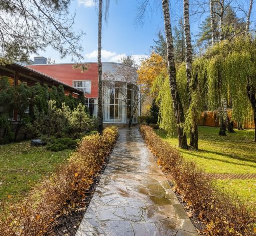 Дом с бассейном в поселке Новинки