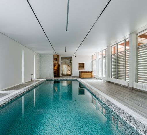 Дом с бассейном в поселке Новинки