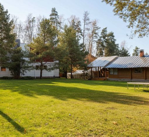 Дом с бассейном в поселке Новинки