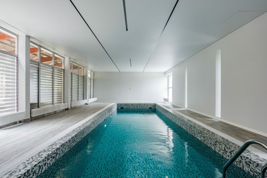 Дом с бассейном в поселке Новинки