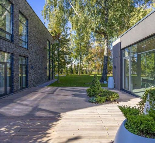 Дом с бассейном в КП Монтевиль