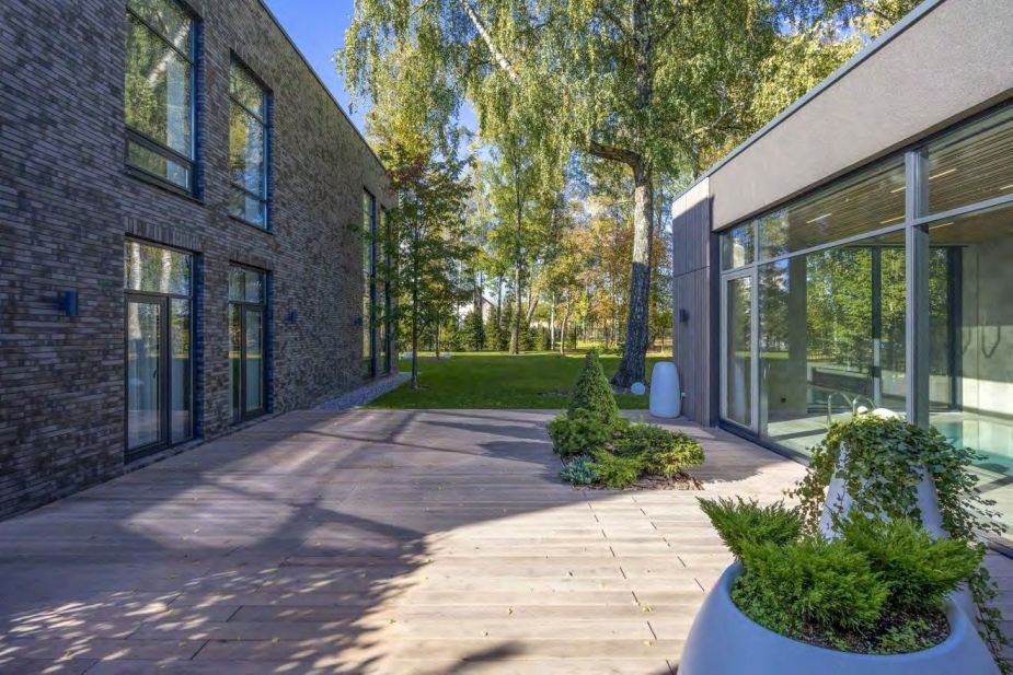 Дом с бассейном в КП Монтевиль