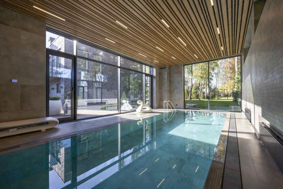 Дом с бассейном в КП Монтевиль