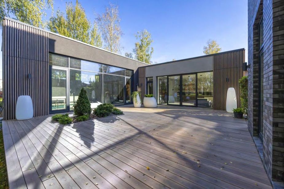 Дом с бассейном в КП Монтевиль