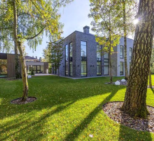 Дом с бассейном в КП Монтевиль